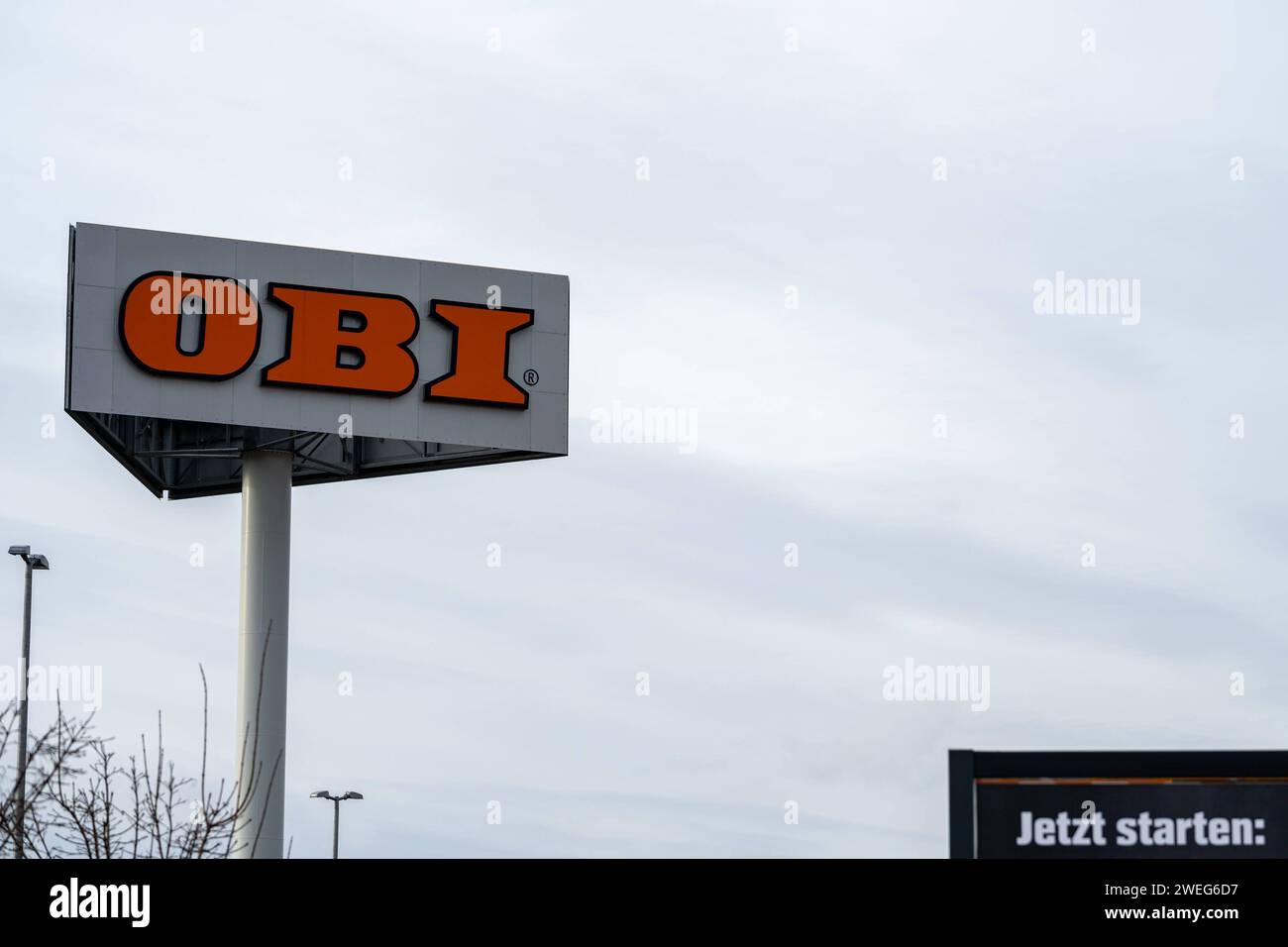 OBI Baumarkt Logos und Schilder im Fokus 25.01.2024, Limburg