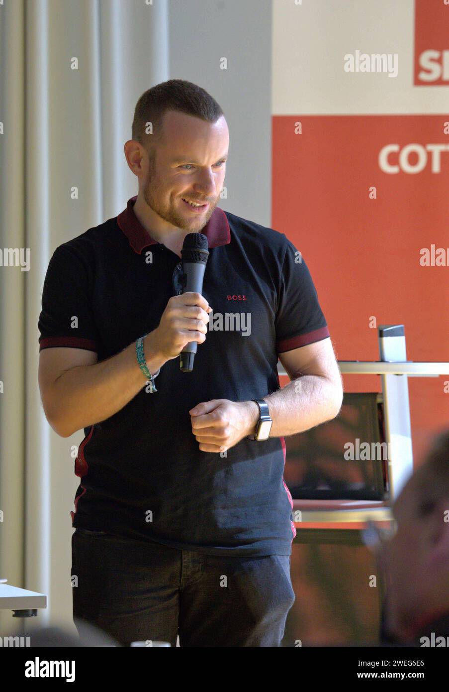 Lars Katzmarek, der rappende Cottbuser Bergmann DEU/Brandenburg/ Cottbus Lars Katzmarek, der rappende Cottbuser Elektrotechniker und klingende Bergmann: Als gewählter Jugendvertreter der Industriegewerkschaft Bergbau, Chemie und Energie, aber auch als Betriebsrat der Leag kümmert sich Lars Katzmarek um die Belange der Mitarbeiter des Unternehmens und engagiert sich im Verein Junge Lausitz. Er ist auch Revierbotschafter der Lausitz für den Deutschen Gewerkschaftsbund und stellvertretender Vorsitzender des Vereins Pro Lausitzer Braunkohle. Für die Landtagswahl ist er als SPD-Kandidat für Cottbus Stockfoto