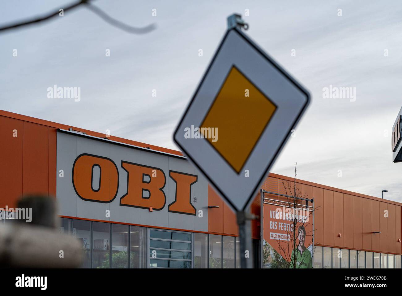 OBI Baumarkt Logos Und Schilder Im Fokus 25 01 2024 Limburg obi-baumarkt-logos-und-schilder-im-fokus-25-01-2024-limburg