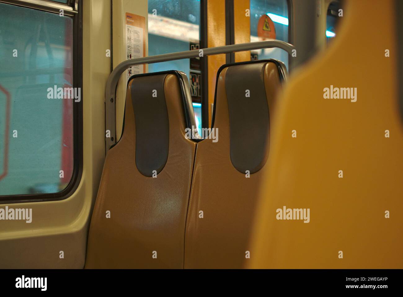 U-Bahn in Belgien. U-Bahn Brüssel. In einem Brüsseler U-Bahn-Auto. Die Sitze im Wagen sind vom alten Typ. Außerhalb des Fensters ist Licht Stockfoto