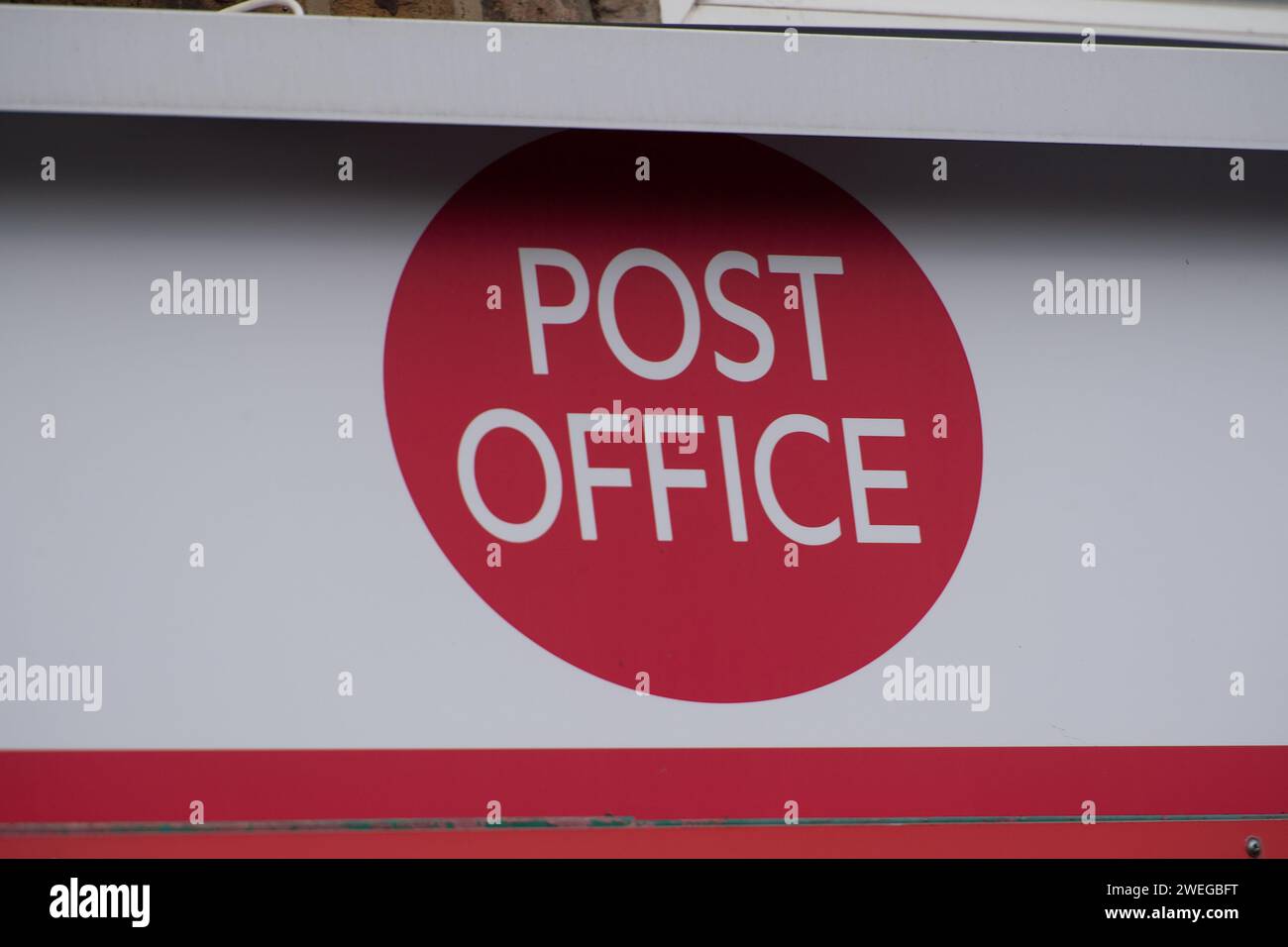 Harefield, Großbritannien. Januar 2024. Ein Postamt in Harefield im Londoner Stadtteil Hillingdon. Zwischen 1999 und 2015 verfolgte das Postamt Hunderte von Postmastern und Postherrinnen, die auf dem fehlerhaften Horizon-IT-System von Fujitsu basierten. Einige von ihnen verbrachten zu Unrecht Zeit im Gefängnis, weil sie Betrug begangen hatten. Der europäische CEO von Fujitsu in Europa, Paul Patterson, hat erklärt, dass die Firma eine „moralische Verpflichtung“ habe, zu einem Entschädigungssystem für Opfer der Post beizutragen, und er hat sich für die Rolle des Unternehmens bei „diesem schrecklichen Rechtsfehler“ entschuldigt. Kredit: Maureen McLean/Alamy Stockfoto