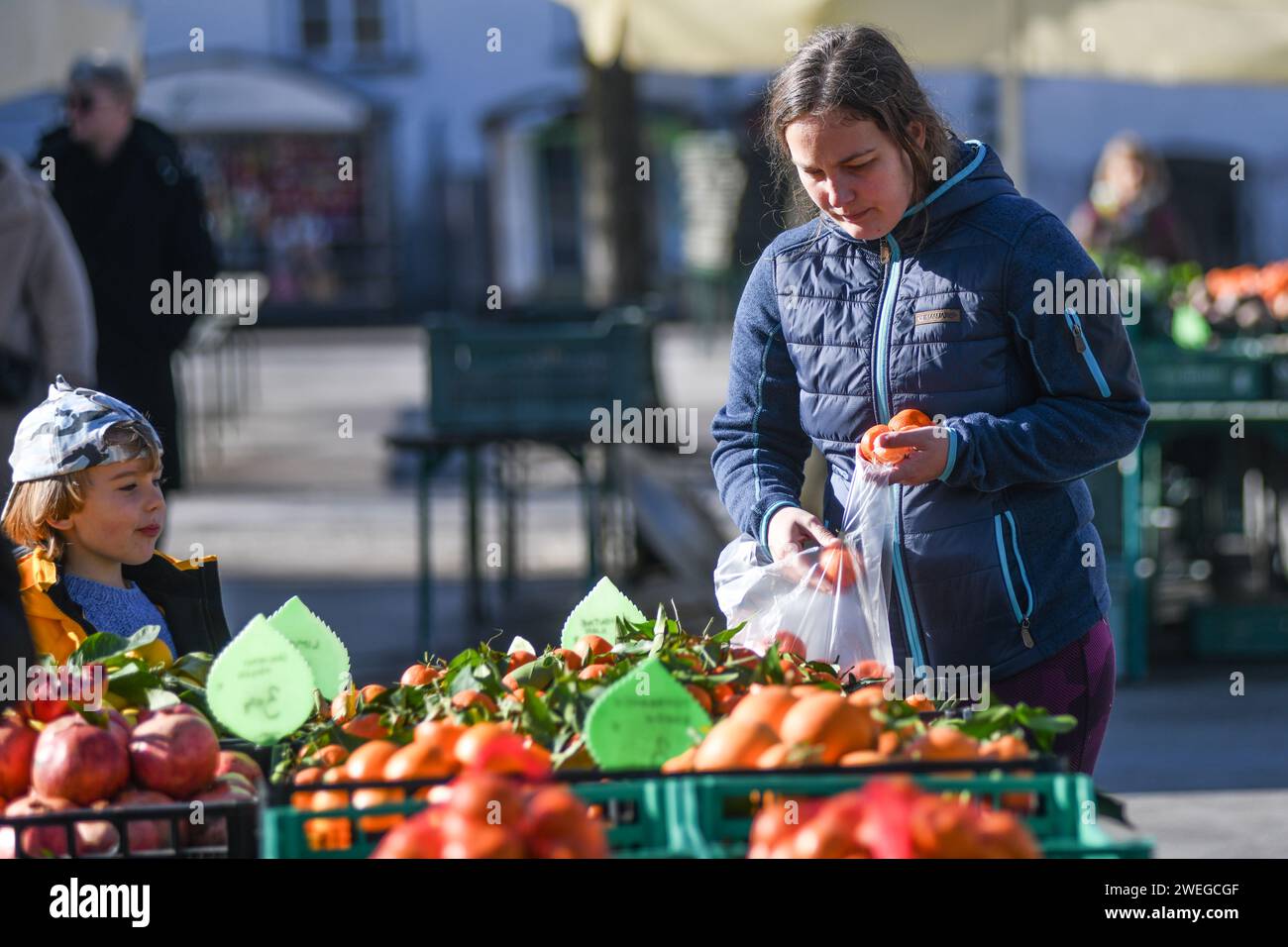 Slowenische Mutter und Sohn auf dem Zentralmarkt. Ljubljana, Slowenien Stockfoto