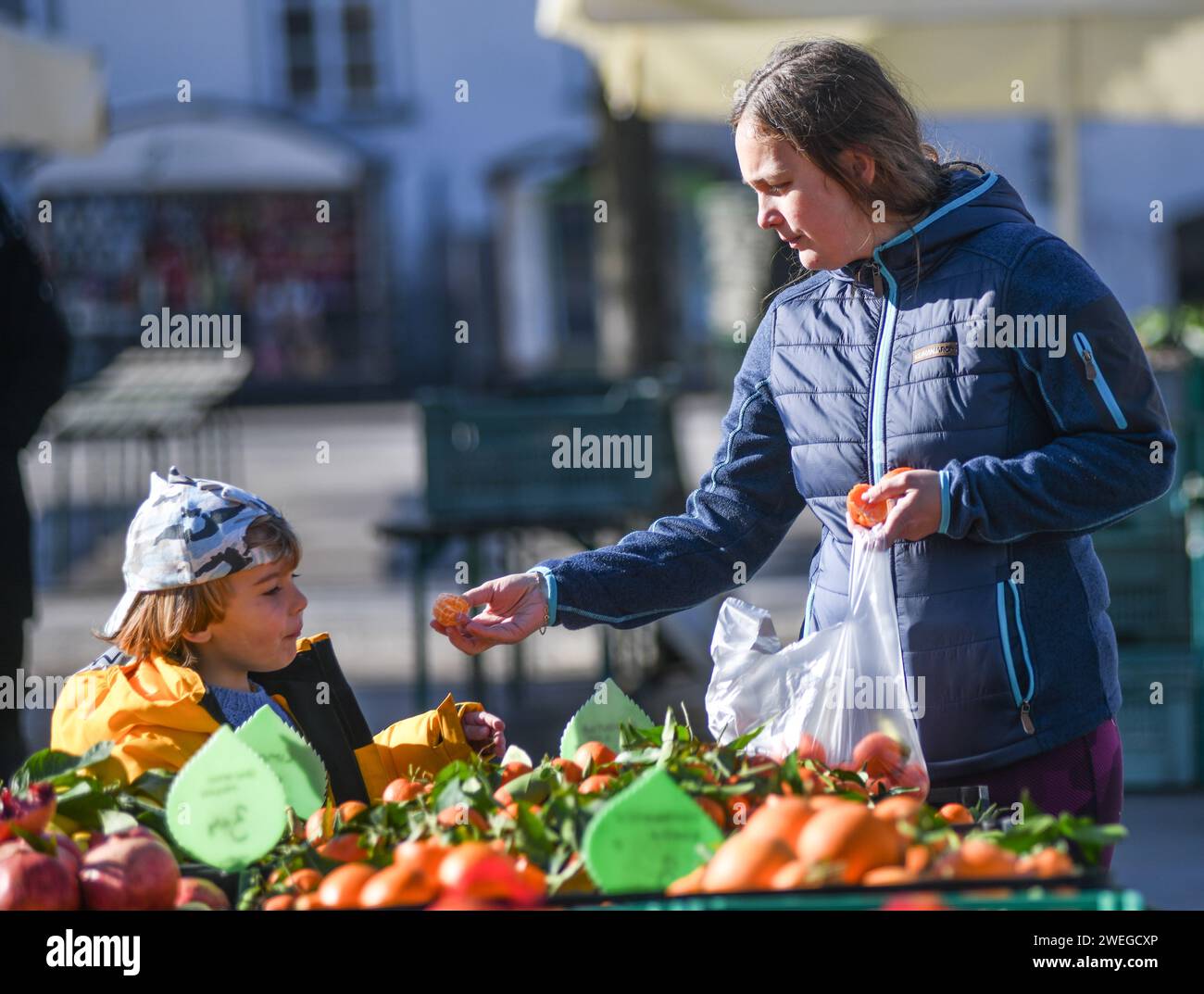 Slowenische Mutter und Sohn auf dem Zentralmarkt. Ljubljana, Slowenien Stockfoto