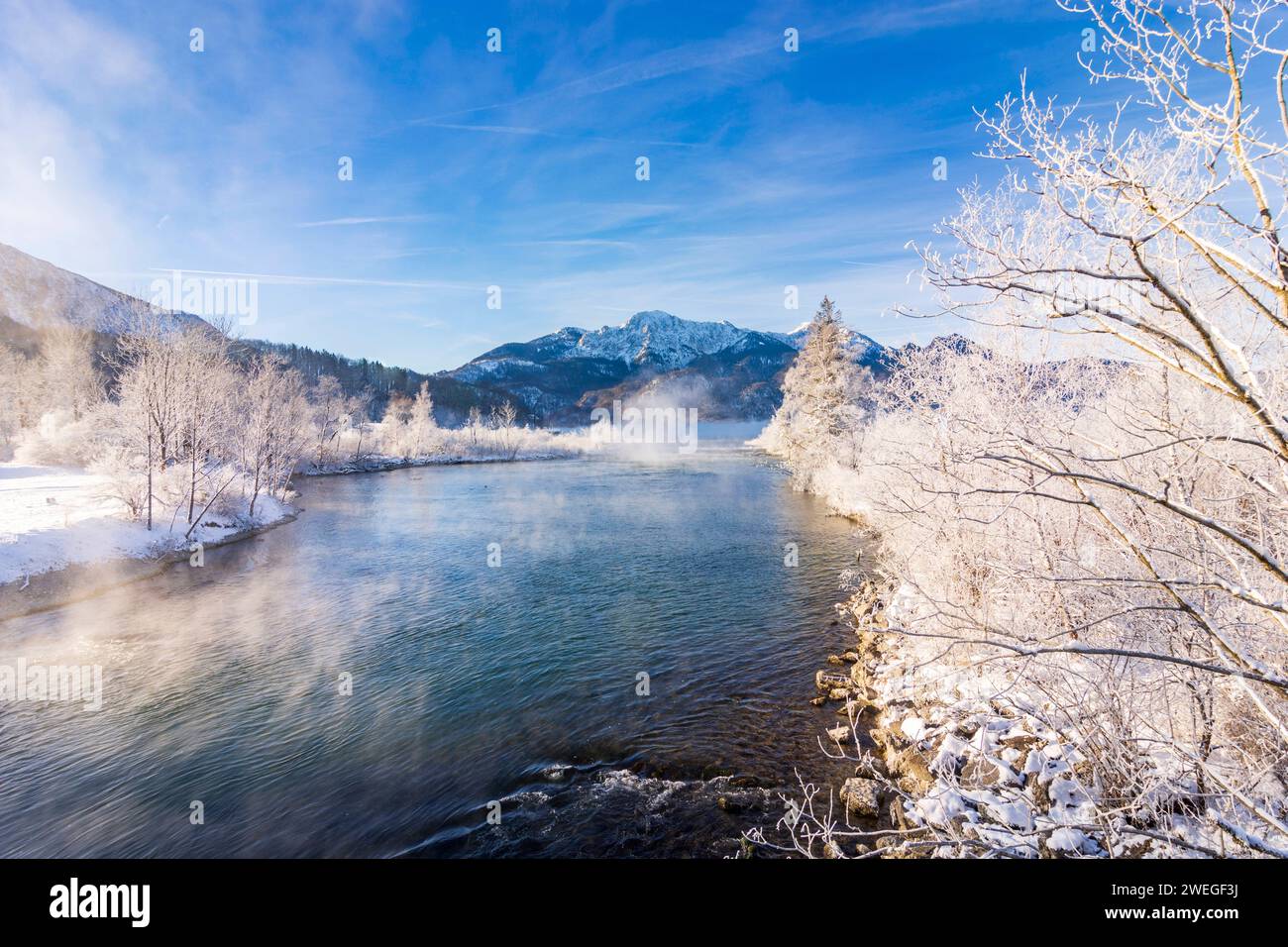 Ausfluss der Loisach aus dem Kochelsee, Schnee, Raureif Stockfoto