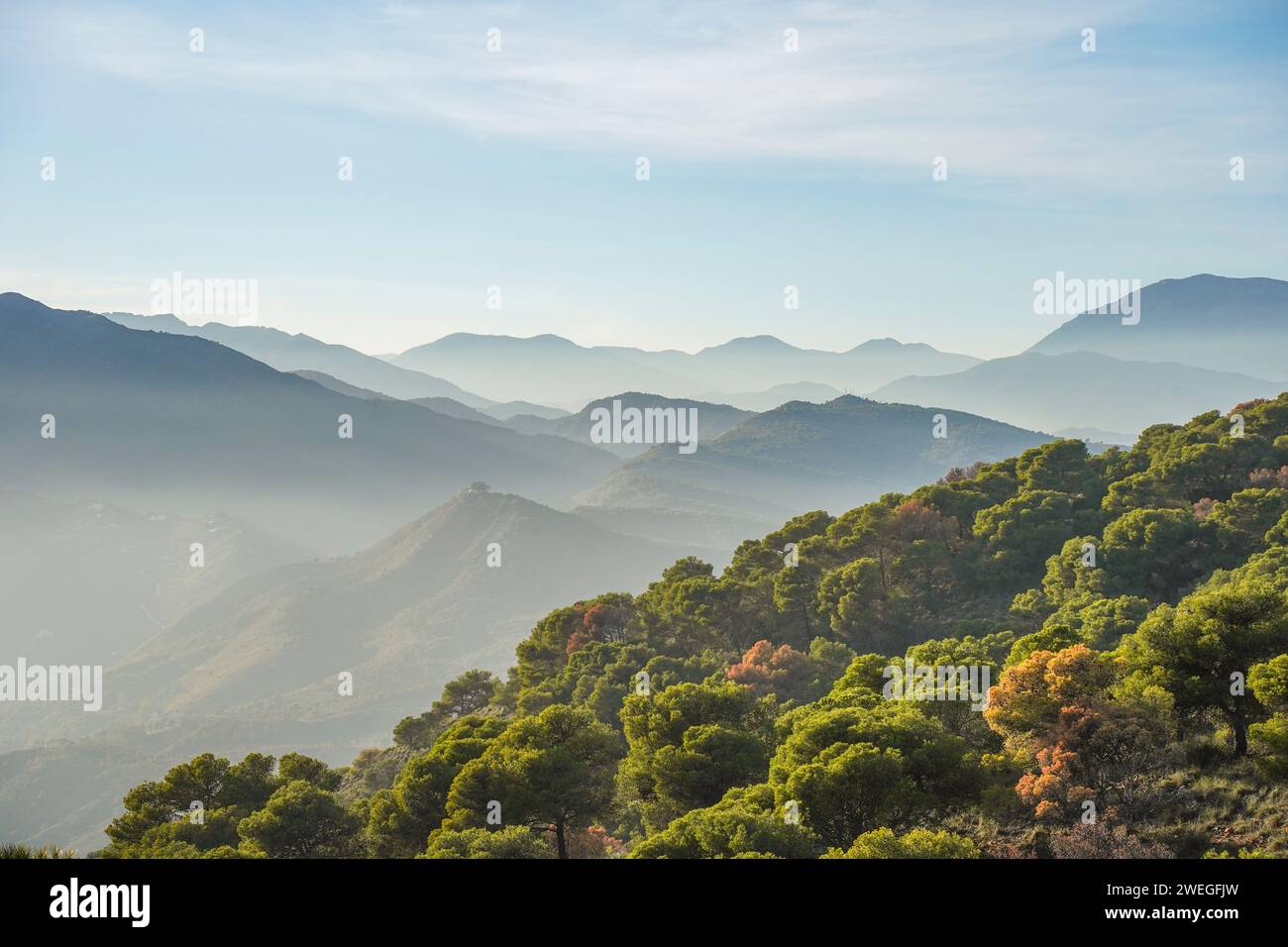 Sierra de Mijas und Sierra Alpujata dahinter, Costa del Sol, Südspanien. Stockfoto