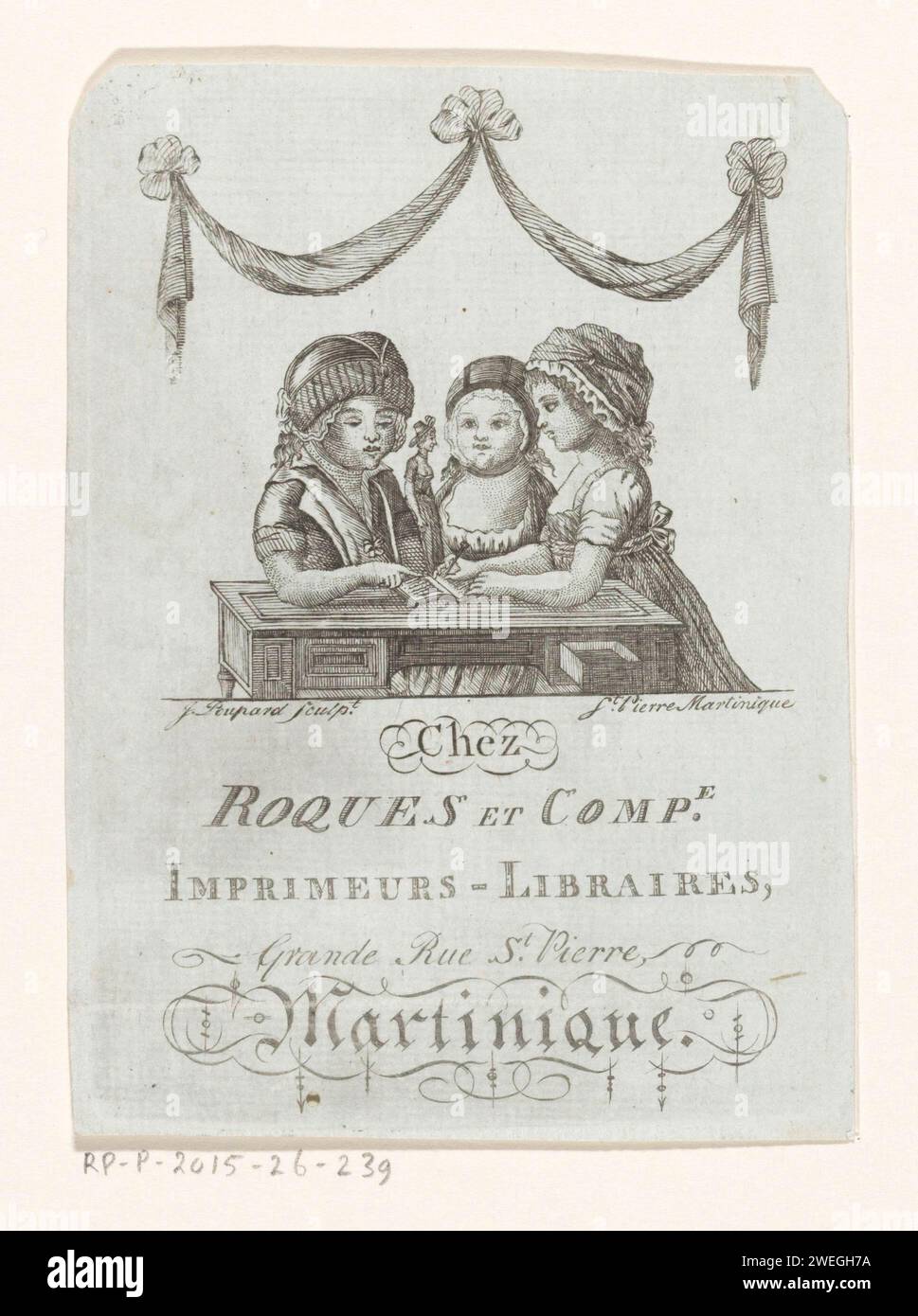Visitenkarte des Buchhandels Roques and Co. In Martinique, ca. 1774 - ca. 1793 drucken drei Kinder an einem Tisch, eines von ihnen schreibt etwas in ein Buch, ein anderer hält eine Puppe. Papiergravur für Kinderspiele und -Spiele. Publishing, Publisher. Buchhandlung, Buchhändler Stockfoto