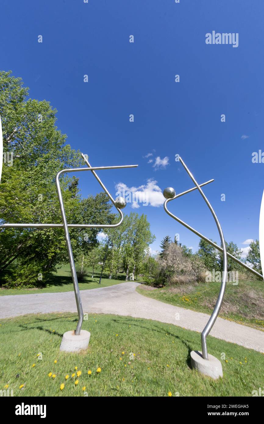 Diese elegante, zweiteilige Skulptur, die nicht von Ben McLeod benannt wurde, wurde zur Erinnerung an eine Hochzeit geschaffen und befindet sich im Princes’s Island Park. Stockfoto