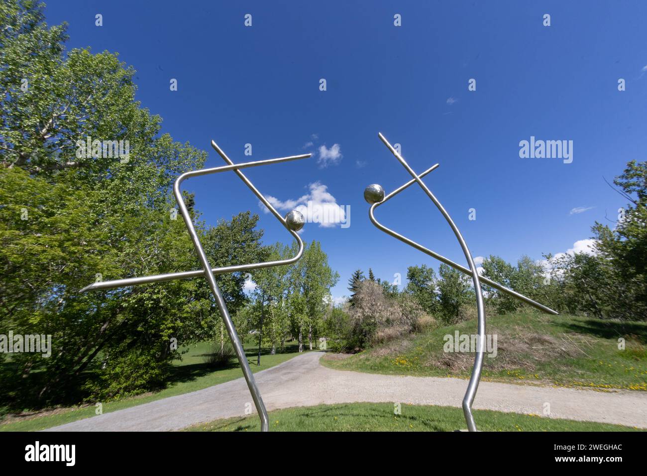 Diese elegante, zweiteilige Skulptur, die nicht von Ben McLeod benannt wurde, wurde zur Erinnerung an eine Hochzeit geschaffen und befindet sich im Princes’s Island Park. Stockfoto