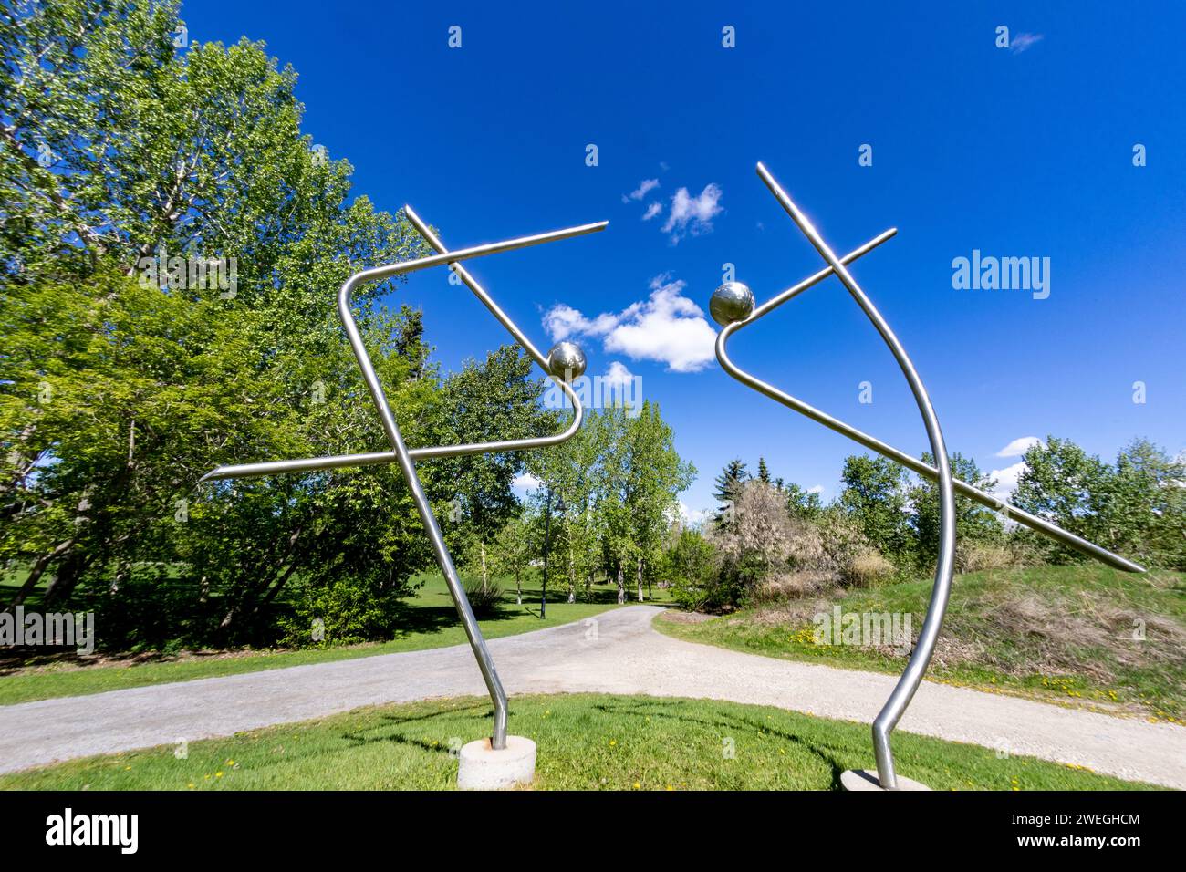 Diese elegante, zweiteilige Skulptur, die nicht von Ben McLeod benannt wurde, wurde zur Erinnerung an eine Hochzeit geschaffen und befindet sich im Princes’s Island Park. Stockfoto