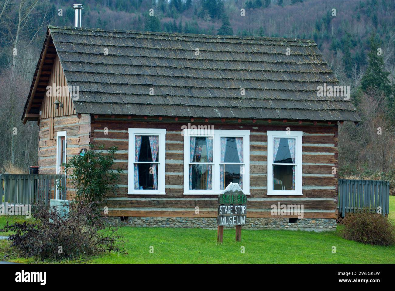 Van Eaton Kabine (Stagestop Museum), Mühlteich Park Eatonville, Washington Stockfoto