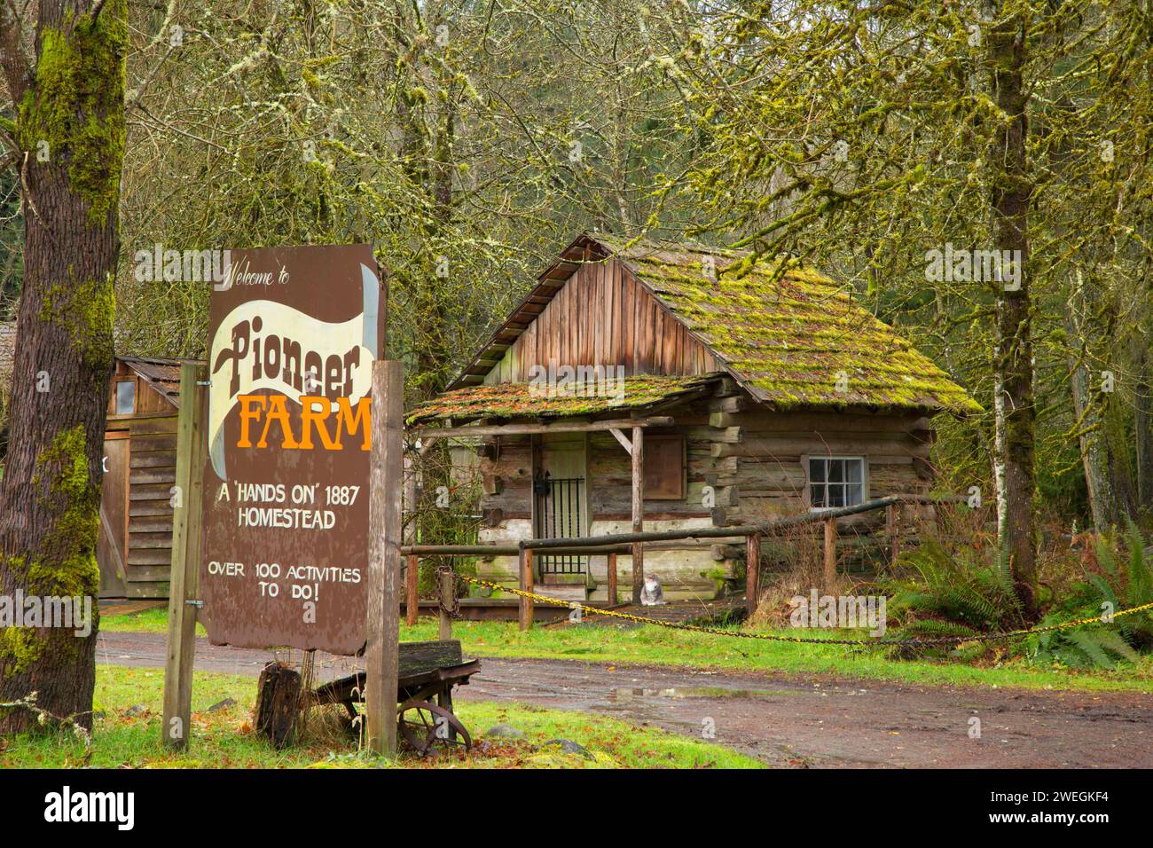 Hütte mit Eintrittsschild, Pioneer Farm Museum, Eatonville, Washington Stockfoto