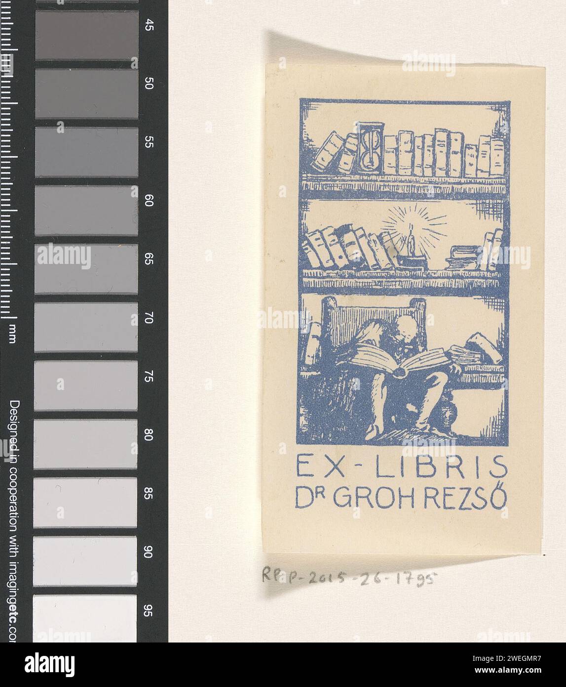 Ex libris van dr. Groh Rezsö, anonym, 1900 - 1999 Druck lesender Mann in einem Stuhl für ein Bücherregal. Im Schrank eine brennende Kerze und eine Sanduhr. Papierdruck wird gelesen. Bücherregale. Sanduhr. Kerze Stockfoto