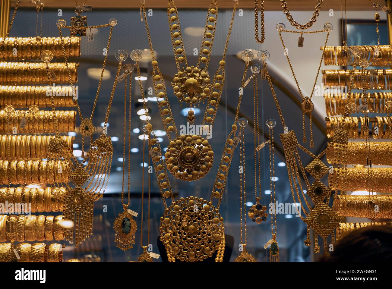 Armbänder in einem Juweliergeschäft für Schaufenster, Goldschmuck im großen Basar, türkischer Goldladen Stockfoto