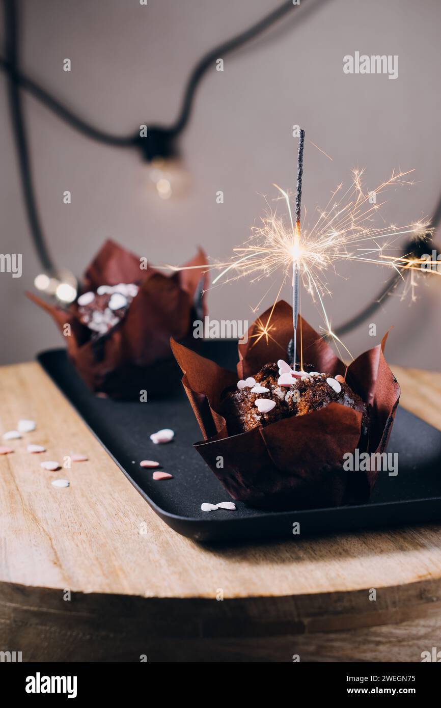 Schokoladenmuffins, Cupcakes mit Glitzern zum Feiern. Stockfoto