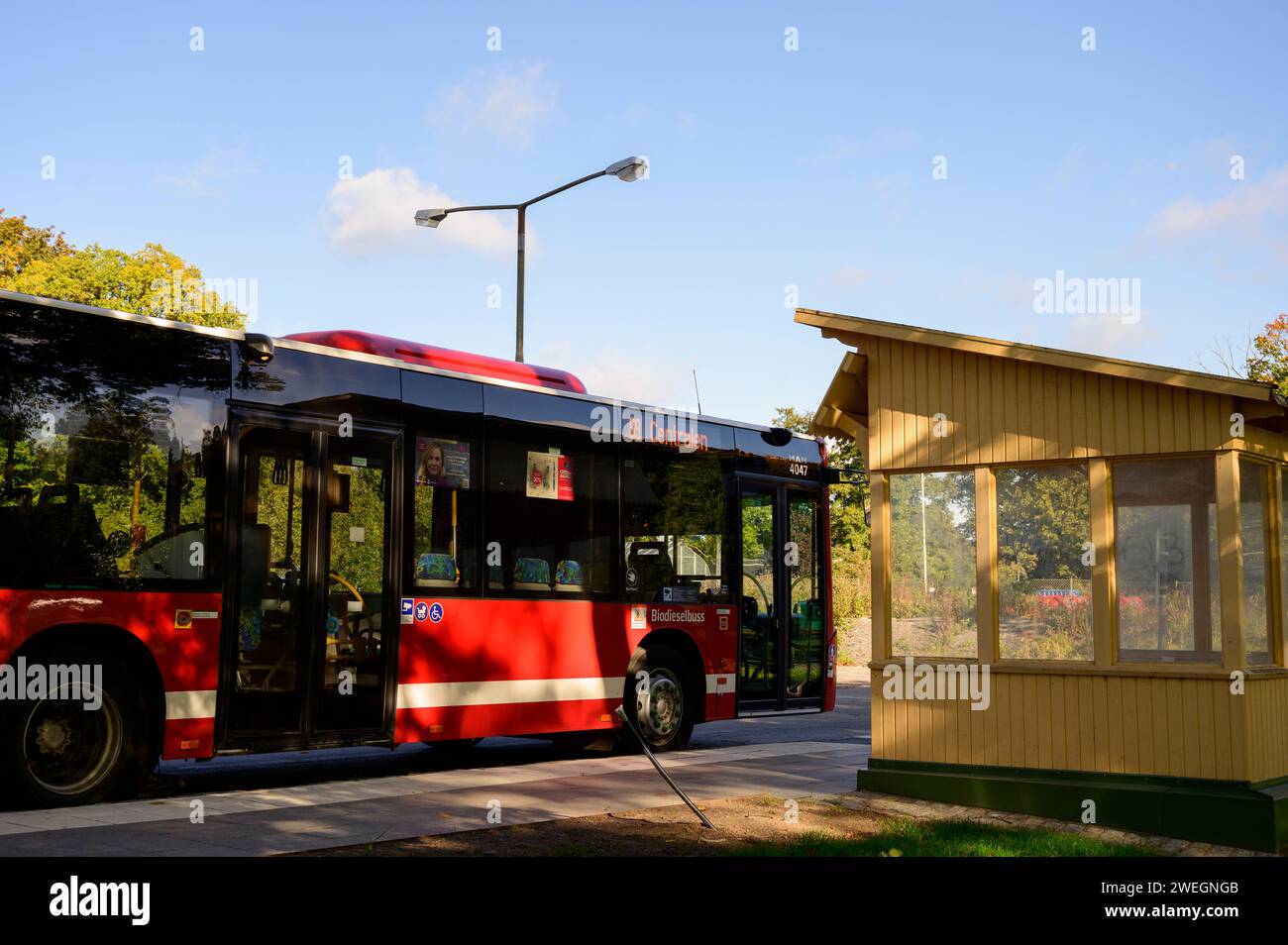 Öffentlicher Bus an einer Bushaltestelle im königlichen Park Djurgården in Stockholm, Schweden, Stockfoto