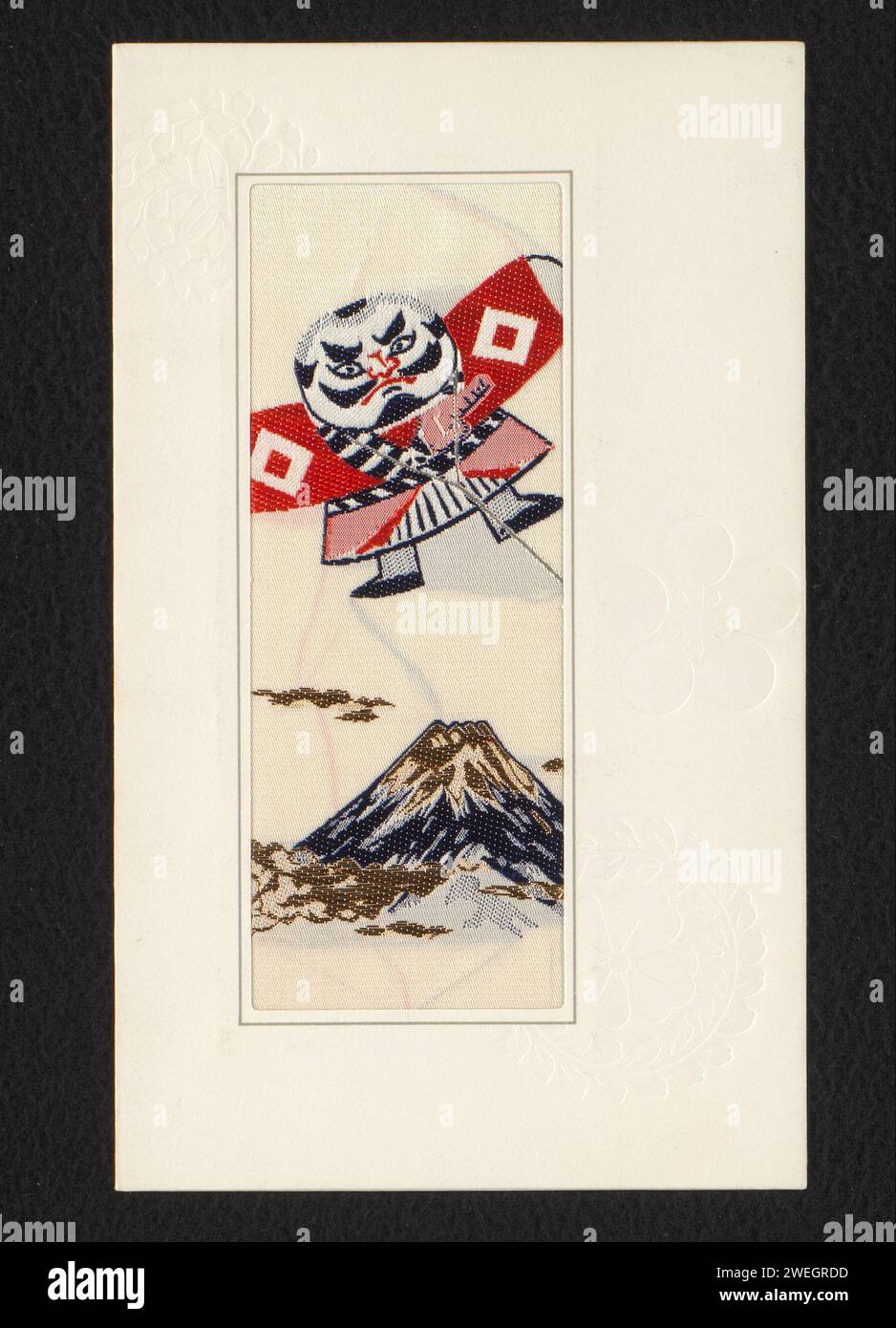 Neujahrswunsch von K. Ohba, Anonym, 1950 - 2000 Stickerei in einer rechteckigen Aussparung auf der Vorderseite einer Karte: Über einem Berggipfel ein Drachen eines Kabuki-Schauspielers. Einige dekorative Formen an den Rändern. In einem separaten Blatt mit dem Text: „Season's Greetings and BEST wishes for Happiness in the next year“ (Season's Greetings and BEST wishes for Happiness in the next year). Außerdem wird die Aufschrift „[...] Häufig. Mapping BMBS '. Unten rechts der Handyer von K. OHBA. Papier. Textilmaterialien Stickerei/Buchdruckdruck (Fliegen eines Drachens). Berggipfel, Gipfel. Porträt des Schauspielers, der Schauspielerin. Silvester (Dezember 31) Stockfoto