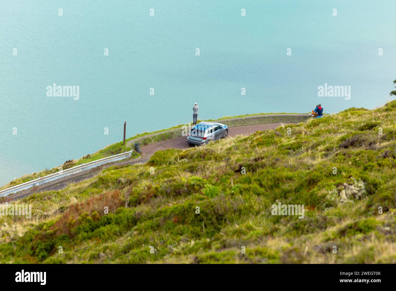 Touristen bewundern die herrliche Landschaft des Lagoa do Fogo „Feuersee“ auf der Insel Sao Miguel, Azoren, Portugal Stockfoto