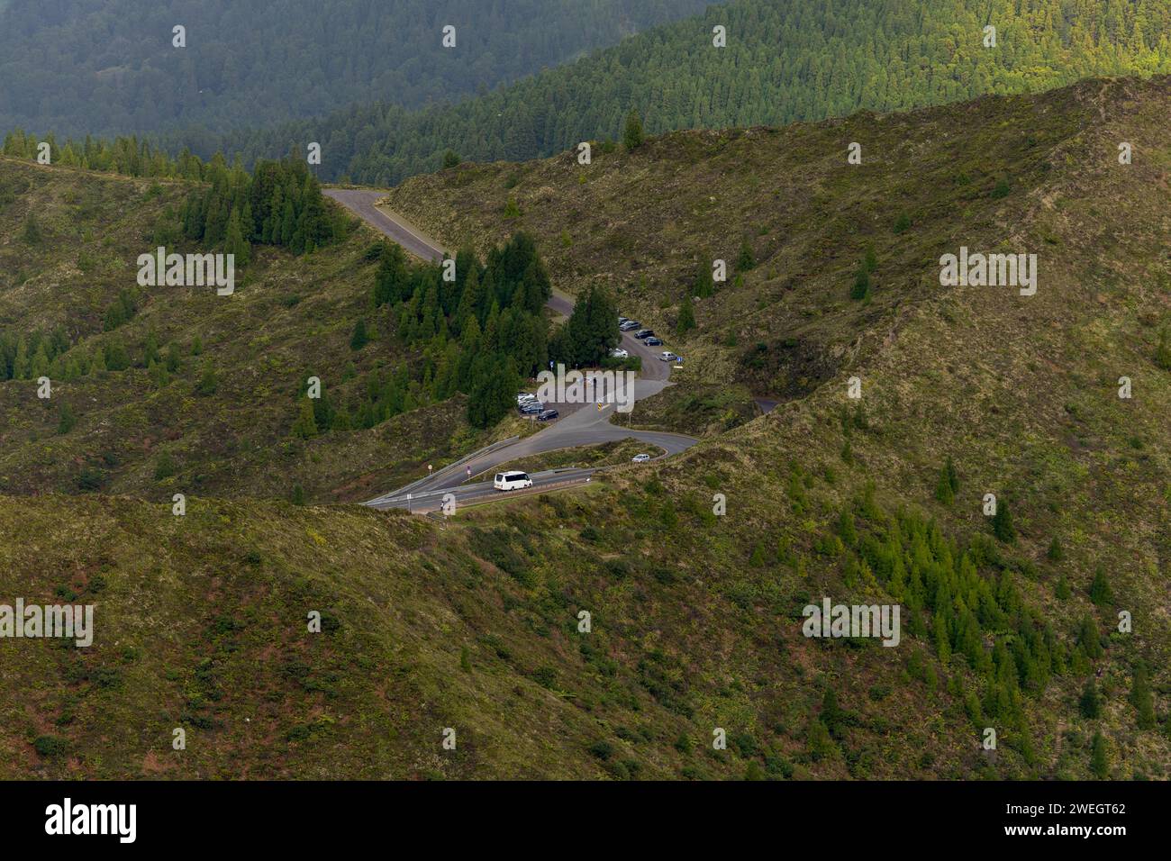 Aus der Vogelperspektive auf die Straße und den Parkplatz am Aussichtspunkt Lagoa do Fogo „Feuersee“ der Insel Sao Miguel auf den Azoren, Portugal Stockfoto