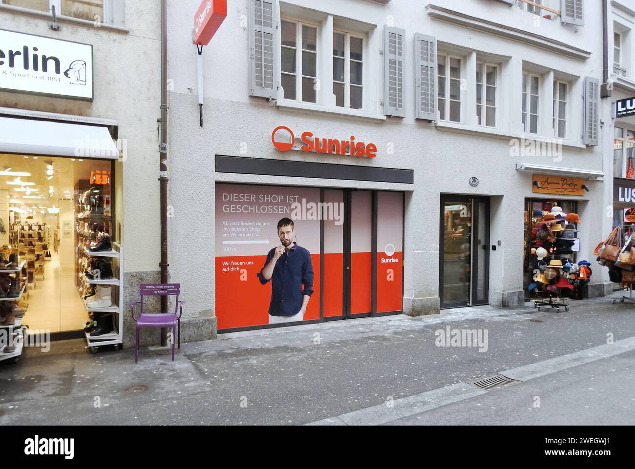 Anton Geisser 20.01.2024 Luzern Schweiz. Bild : Telekommunikation Internet,Mobile,TV-Sunrise. Gebot : der Shop ist geschlossen. *** Anton Geisser 20 01 2024 Luzern Schweiz Picture Telecommunications Internet,Mobil,TV Sunrise Bid dieses Geschäft ist geschlossen Stockfoto