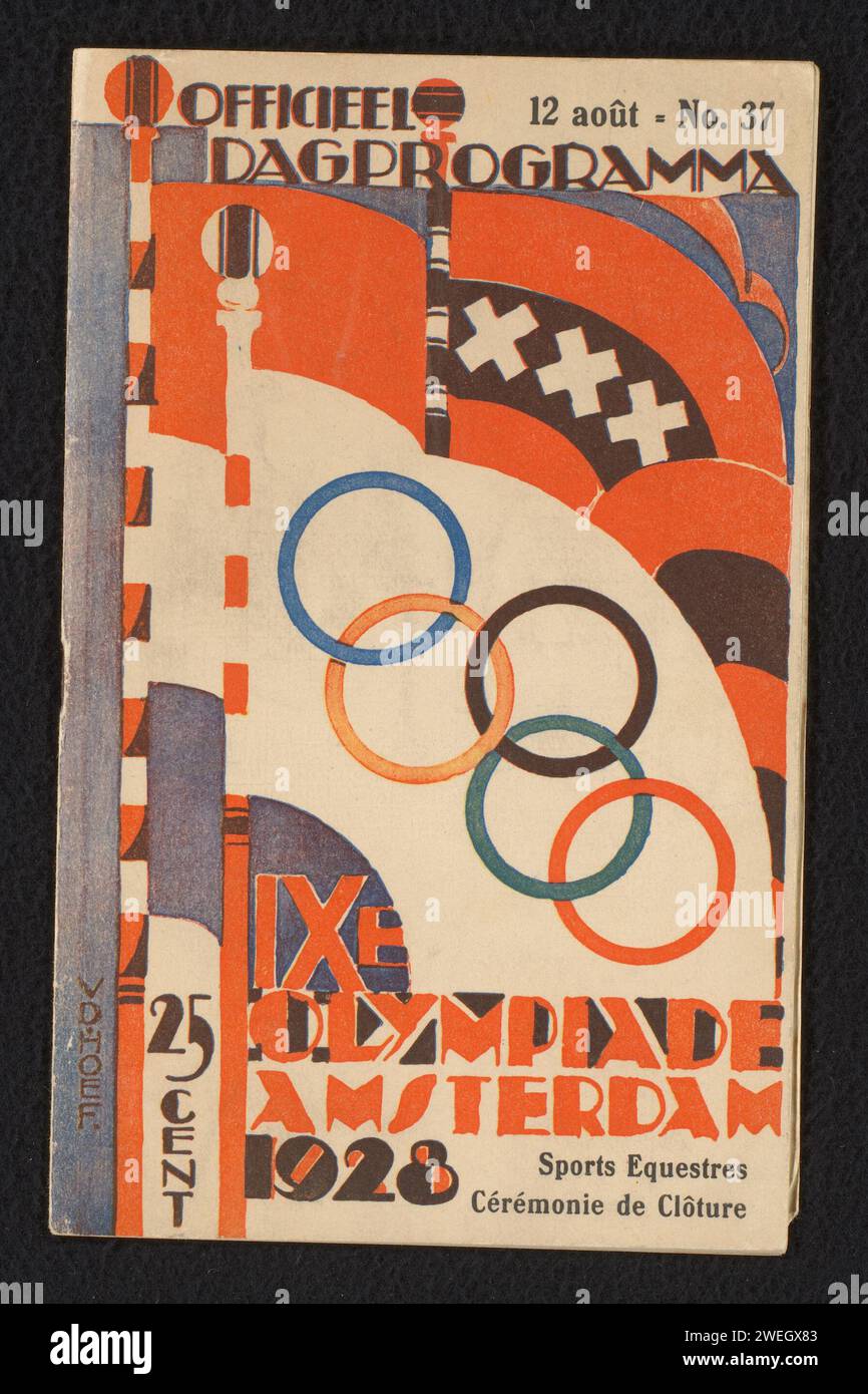 Tagesprogramm für die IXE Olympiade Amsterdam, 12. August 1928, Anonym, nach Chris van der Hoef, vor 1928 Buch. Fotomechanischer Druck auf dem Umschlag der Olympischen Flagge und der Flagge von Amsterdam, mit dem Text: 'Offizielles Tagesprogramm 12 août = Nr. 37. IXE Olympiade Amsterdam 1928: Sportpferde, Cérémonie de Clôture. Innerhalb des Programms ein vierzig Seiten langer Text mit einer Karte der Hindernisse für Dressur. Einige der Ergebnisse wurden in Handschrift ausgefüllt, sowie kleine Korrekturen an den Teilnehmern oder ihren Pferden. Papier Buchdruck / Heften Olympischen Spielen in der Moderne Stockfoto