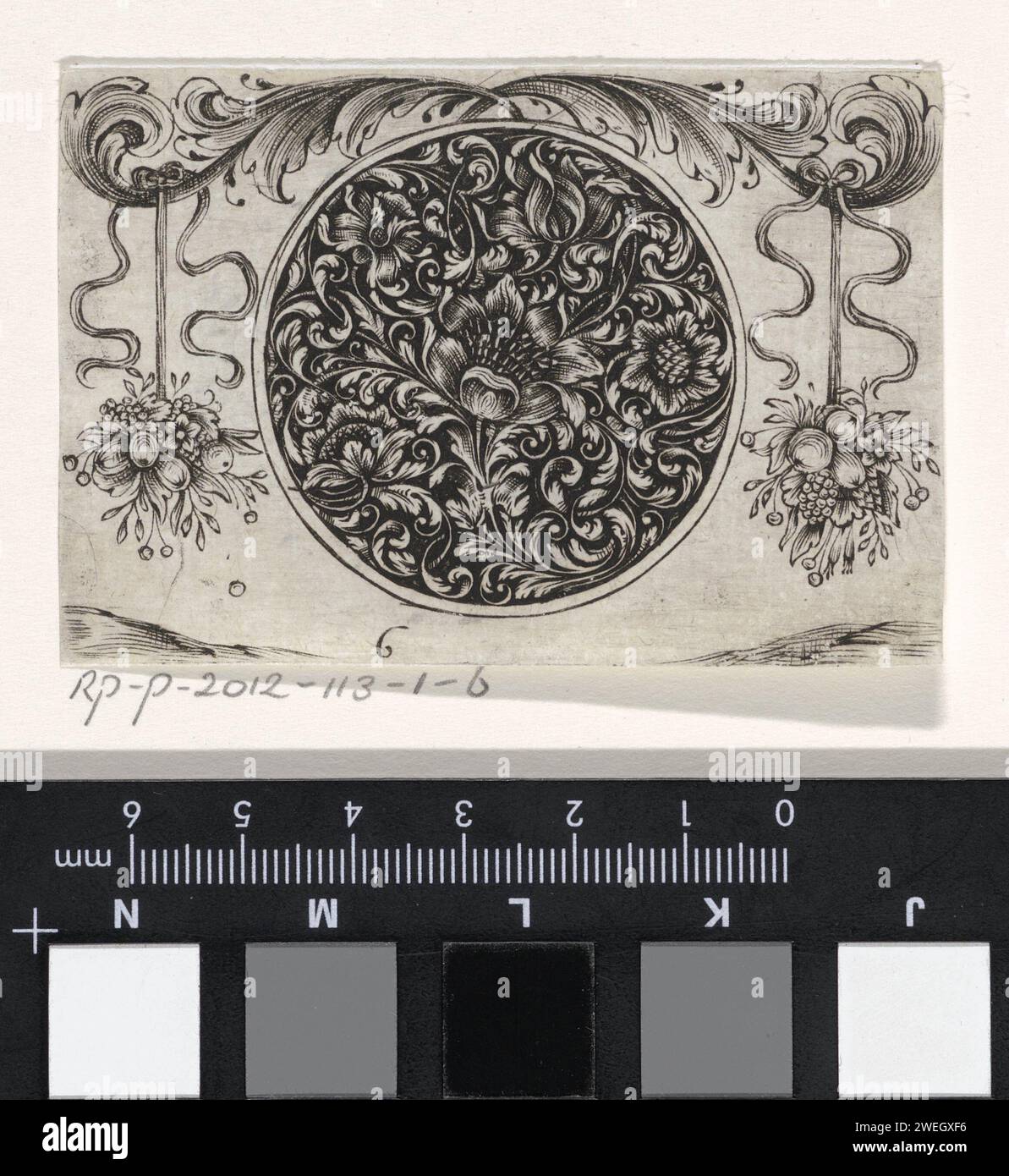 Rund um Medaillon mit einer Blume auf beiden Seiten, Johann Wilhelm Heel, um 1647 - um 1709 Papierstich Stockfoto