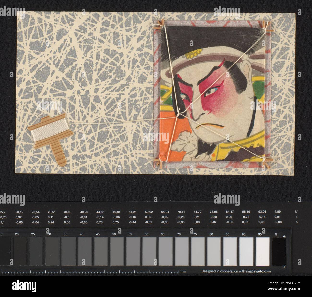 Weihnachten und Neujahrswunsch von Nippon Kokan Kabushiki in Shimizu, Anonym, 1950 - 2000 drucken auf einer gefalteten Karte aus dekorativem Papier in Creme und Silber einen Drachen mit einem Kabuki-Schauspieler darauf. Der Druck ist wie ein Miniaturdrachen gestreckt, mit Holzlatten und einer Schnur, die für eine Papierrolle links auf der Karte verwundet ist. Innen ist dekoratives Papier mit dem Text „Merry Christmas. Glück und gute Wünsche für das kommende Jahr. NKK Shimizu. S. Sakura. ' Papier. Japanisches Papier (handgemachtes Papier) Druck/Buchdruck (fliegender Drachen). Porträt des Schauspielers, der Schauspielerin. Silvester Stockfoto