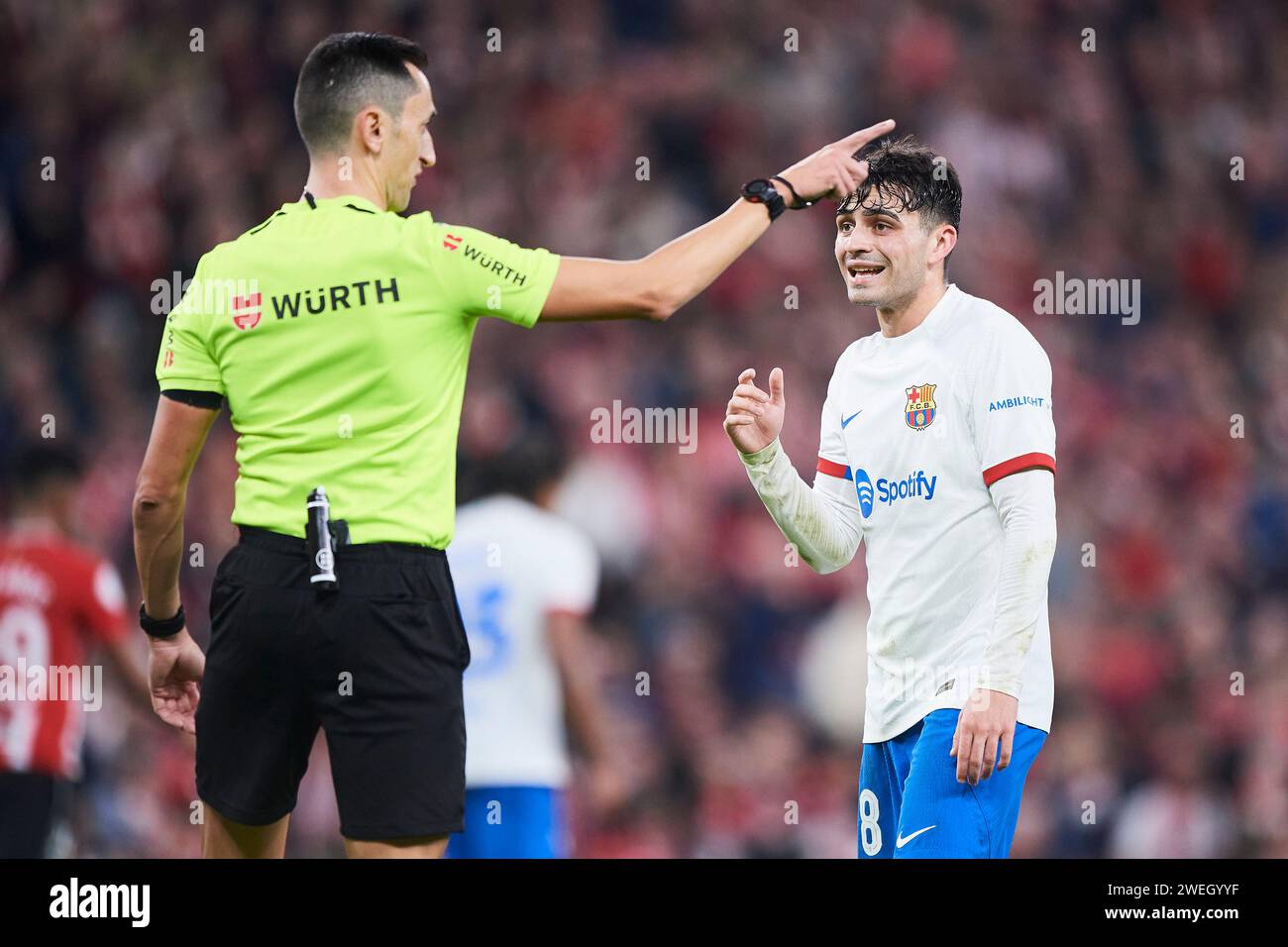 Pedro Gonzalez „Pedri“ vom FC Barcelona sieht sich beim Spiel der Copa El Rey Achtelfinale zwischen Athletic Club und FC Barcelona im San Mames Stadium an Stockfoto