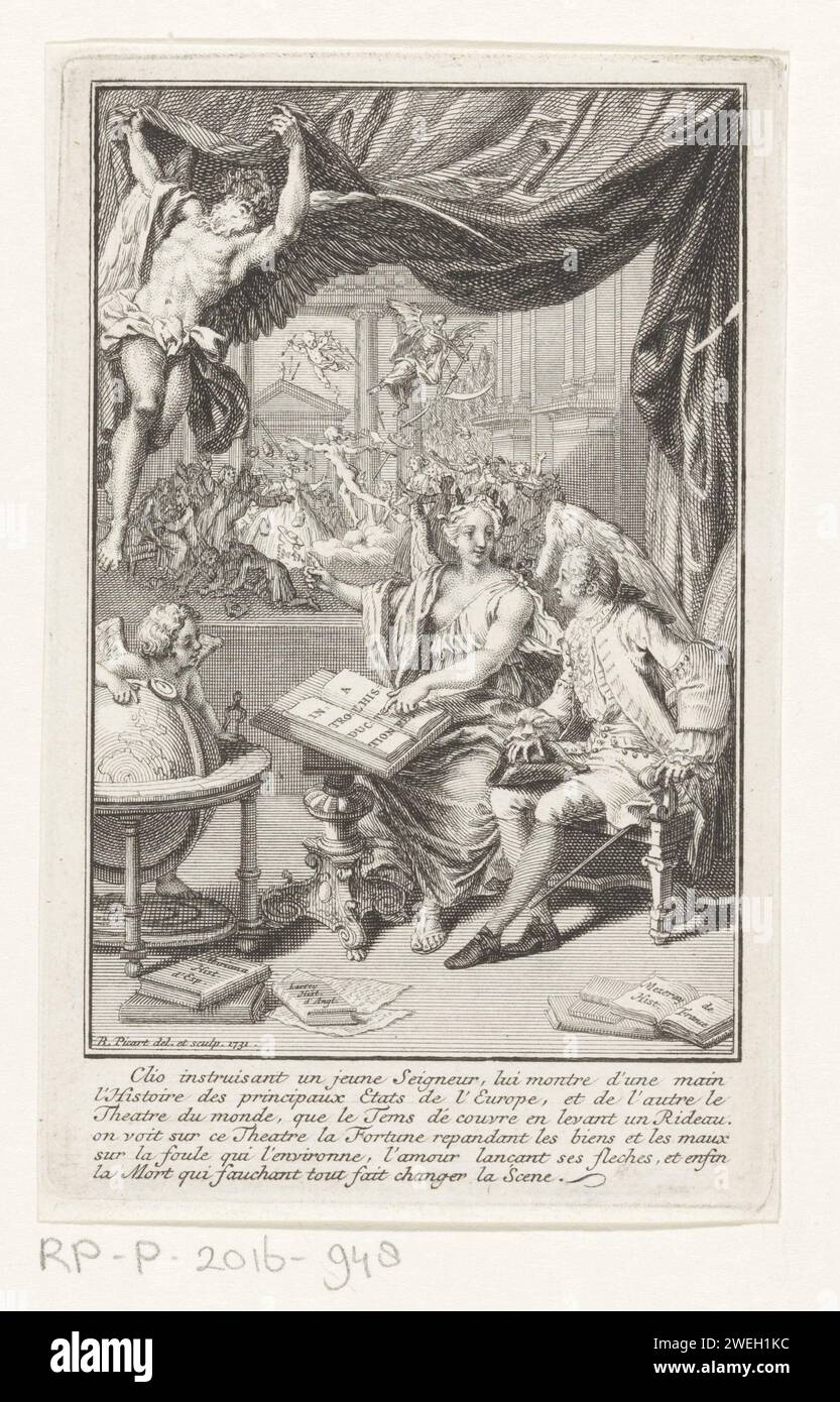 Allegorische Show mit Clio, Bernard Picart, 1732 Druck Ein junger Adliger sitzt neben Clio, der Muse der Geschichte. Mit der linken Hand zeigt sie auf ein Buch über die Geschichte Europas. Mit der anderen Hand zeigt sie auf die Szene im Hintergrund. Fortuna, Liebe und Tod fliegen über einer überschwänglichen Menge. Am Rand eine sechszeilige Beschriftung auf Französisch. Papierätzung/Gravur Clio (eines der Musen); Clio (Ripa). Glück, Glück, Los; „Fato“, „Fortuna“, 'Aurea Fortune', 'Good Luck', 'Peaceful Luck over Clemente', 'Fate' (Ripa). Tod als Skelett (+ Tod mit Scythe). Liebe Personifiziert Stockfoto