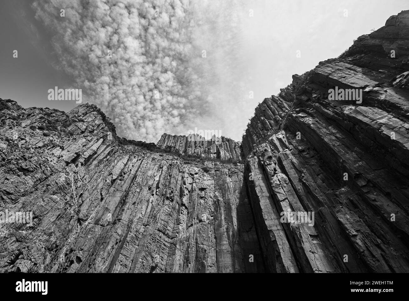 Schwarzweiß-Ansicht der atemberaubenden Felsformation Stockfoto