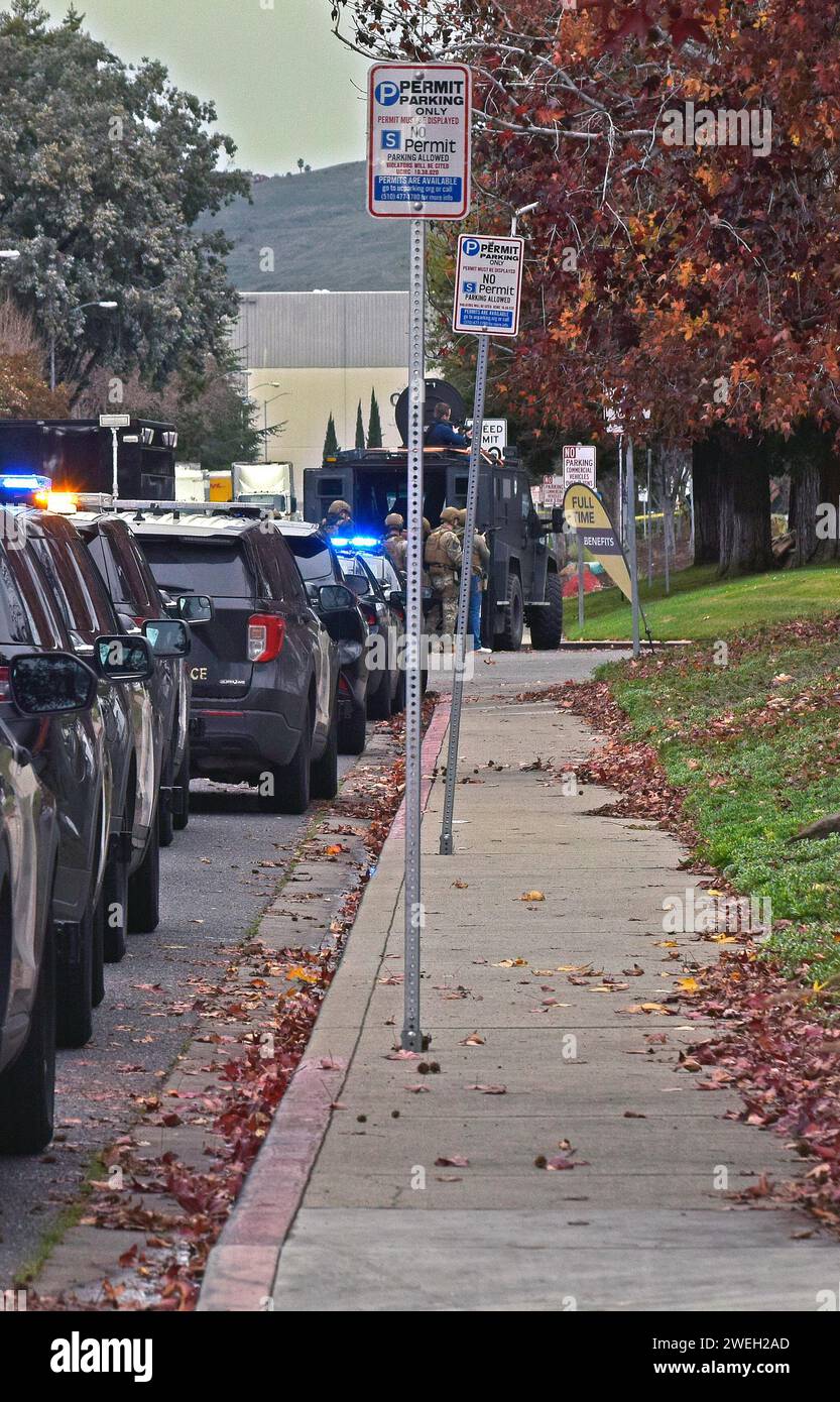 Polizisten aus mehreren Abteilungen reagierten auf eine Erschießung eines stellvertretenden Sheriffs in Union City, Kalifornien am 24. Januar 2024 Stockfoto