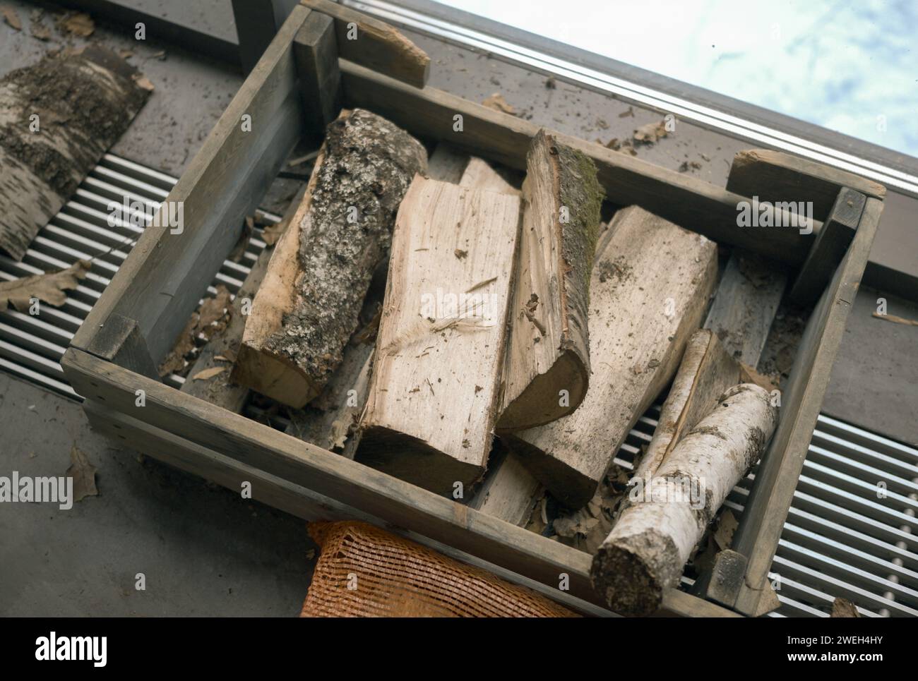 Trocknen von Brennholz in einer Box auf dem Bodenheizkörper Stockfoto