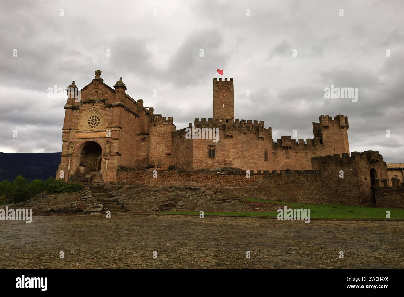 Das Schloss Xavier liegt auf einem Hügel in der Stadt Xavier, 52 km östlich von Pamplona und 7 km östlich von Sangüesa Stockfoto