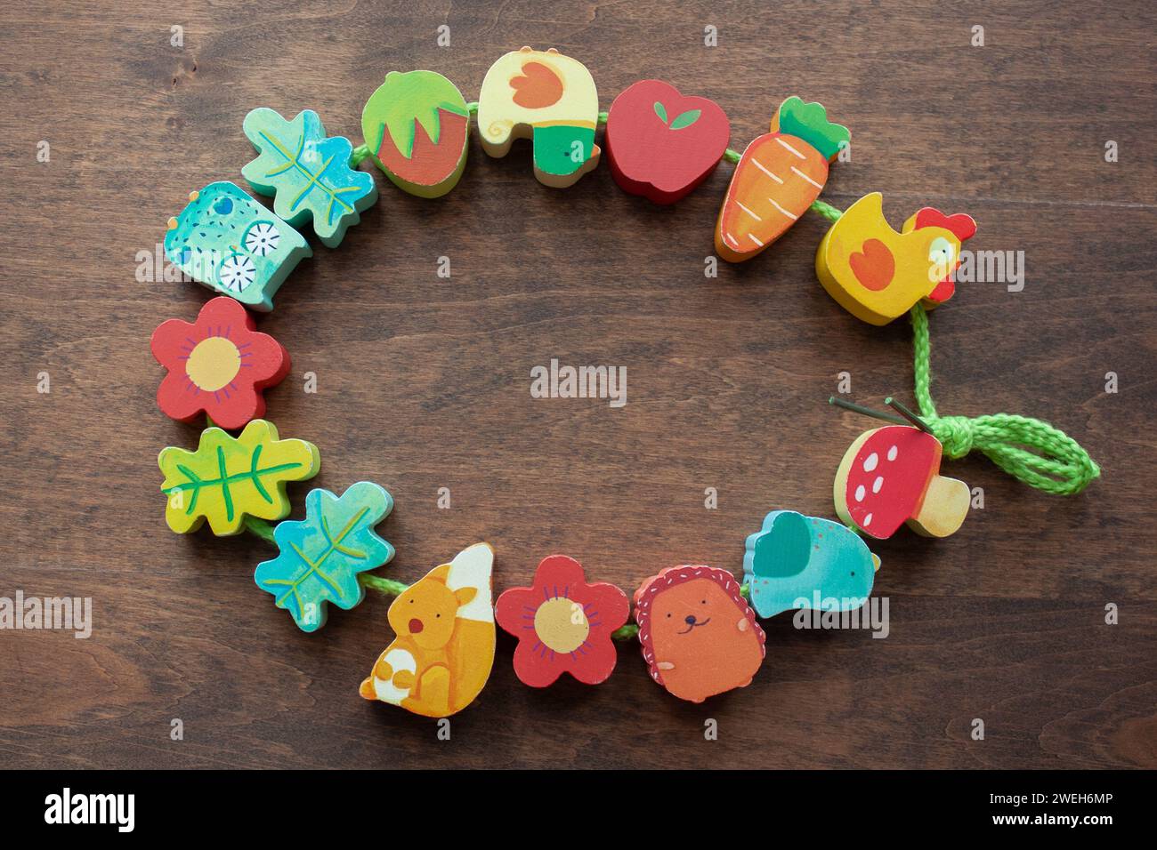 Minsk, Weißrussland - 5. Juli 2014: Holzperlen von Djeco auf Spitze auf dem Tisch aufgefädelt, selektiver Fokus. Lernspielzeug Stockfoto