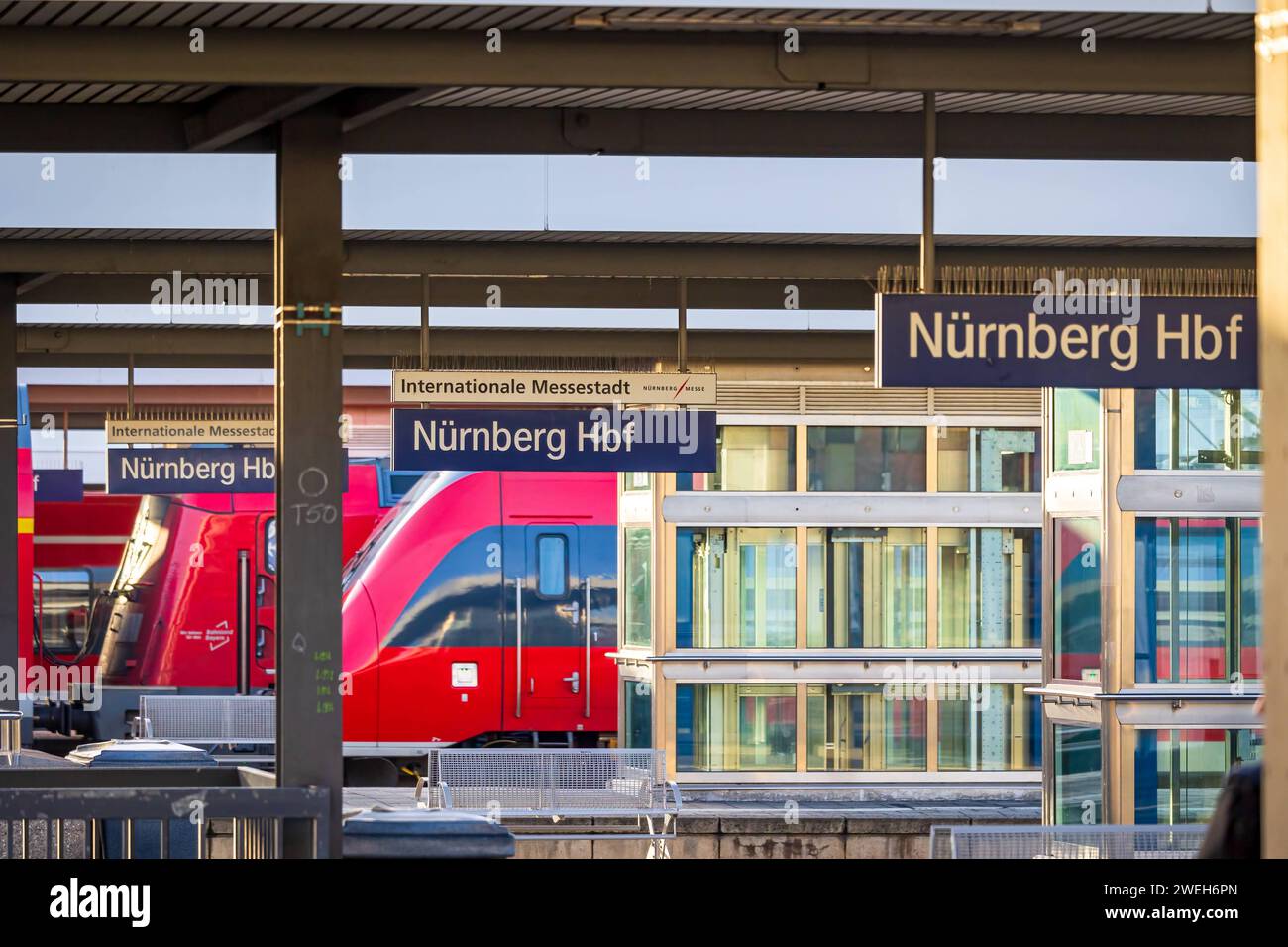 Streik der Lokführergewerkschaft GDL - Situation am Hauptbahnhof Nürnberg der aktuelle Bahnstreik hat auch Einfluss auf den Messestandort Nürnberg. Aktuell startet die Anreise zum Aufbau und Vorbereitung der internationalen Spielwarenmesse. Ein Großteil der Messebesucher kommt in der Regel mit den Zügen der Deutschen Bahn in Nürnberg an. Nürnberg Bayern Deutschland *** Streik der zugführergewerkschaft GDL Situation am Hauptbahnhof Nürnberg der aktuelle Bahnstreik wirkt sich auch auf den Messestandort Nürnberg aus Stockfoto