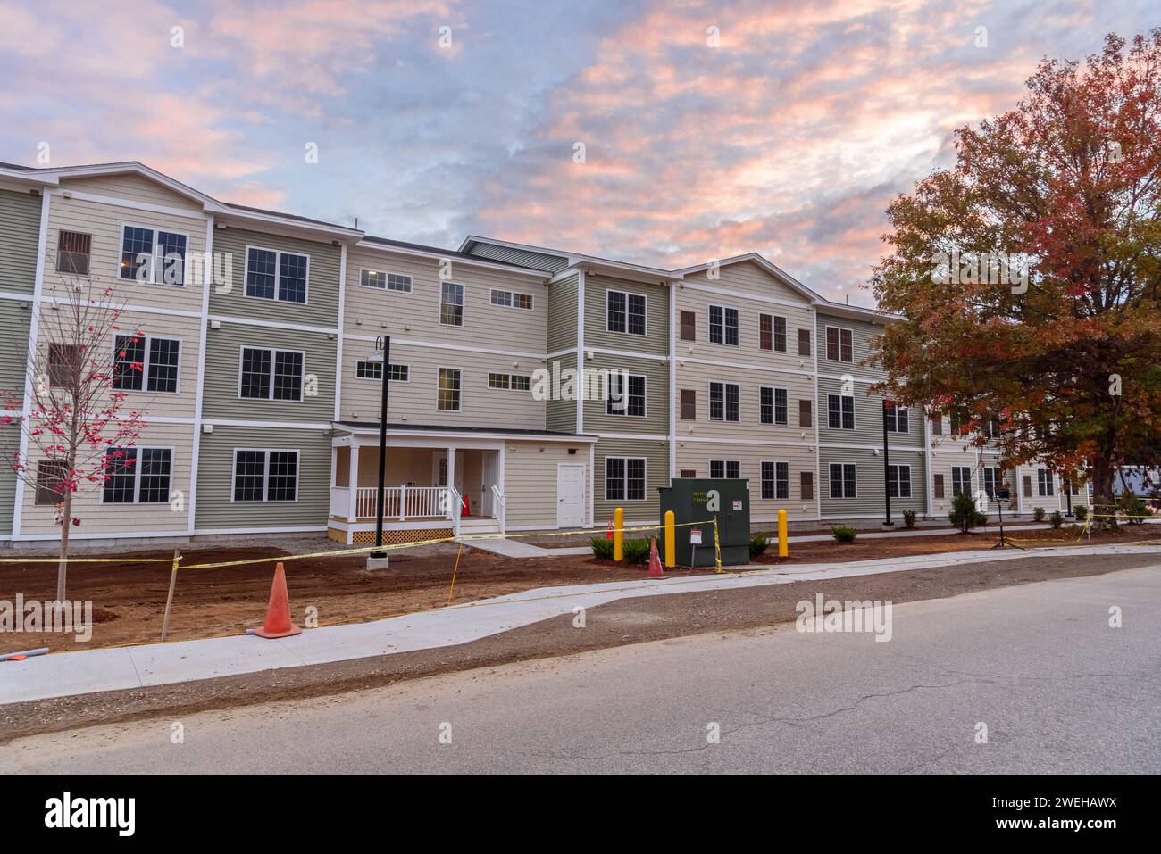 Apartmentkomplex im Bau in einer Vorstadtentwicklung bei Sonnenuntergang im Herbst Stockfoto