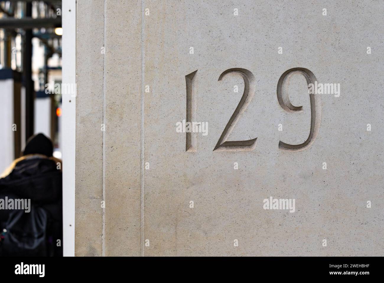 129 Londoner Gebäudenummer, einhundertneunundzwanzig Symbol Stockfoto