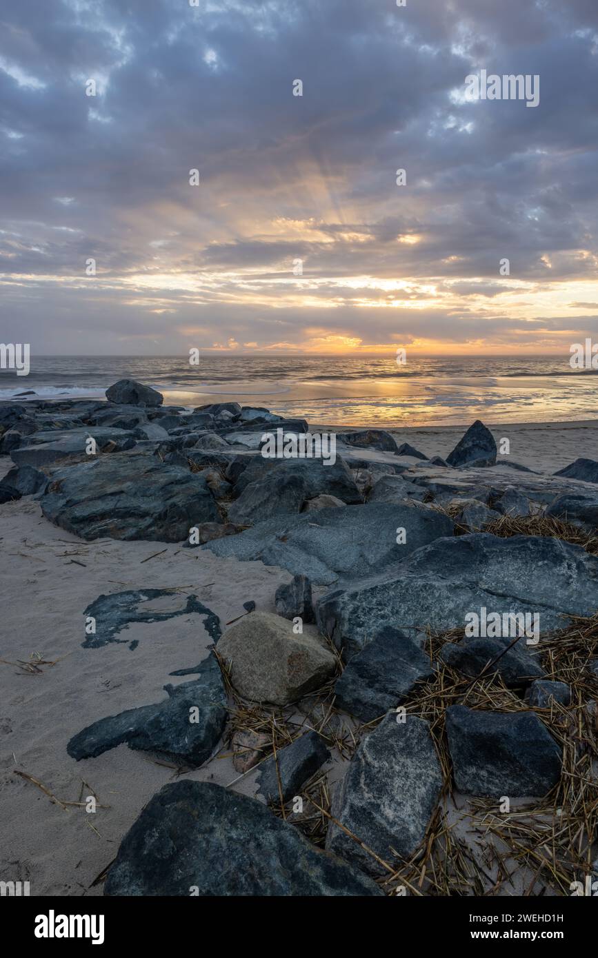 Sonnenstrahlen über dem Atlantischen Ozean am Morgen, Gordons Pond, Cape Henlopen State Park, Delaware Stockfoto