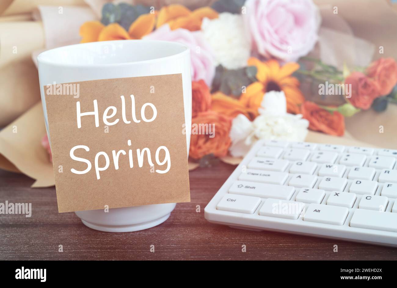Haftnotiz auf einer Tasse Kaffee mit Text Hello Spring Stockfoto
