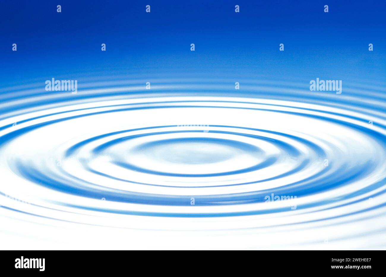 Blaue Wasseroberfläche mit kreisförmigen Wellen Stockfoto