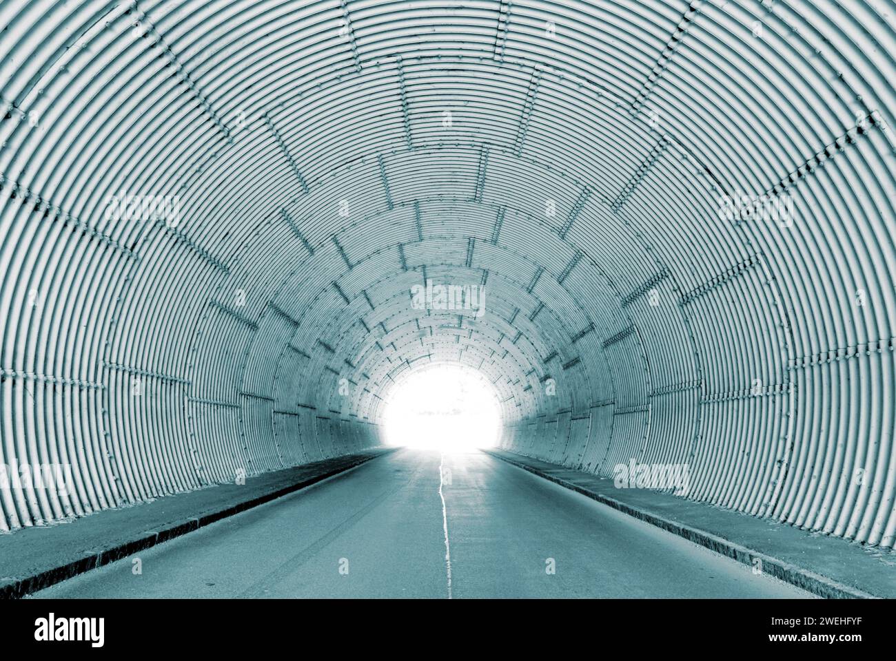 Innenansicht eines Tunnels mit hellem Tunnelausgang, Licht am Ende des Tunnels Stockfoto