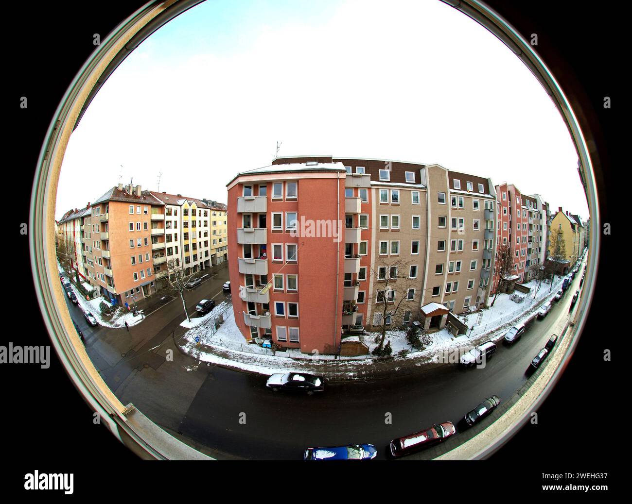 Düsterer Blick vom Fenster eines großen Wohnhauses in Obergiesing auf andere große Wohnhäuser, Mietshäuser, im Winter Fischaugenperspektiv Stockfoto