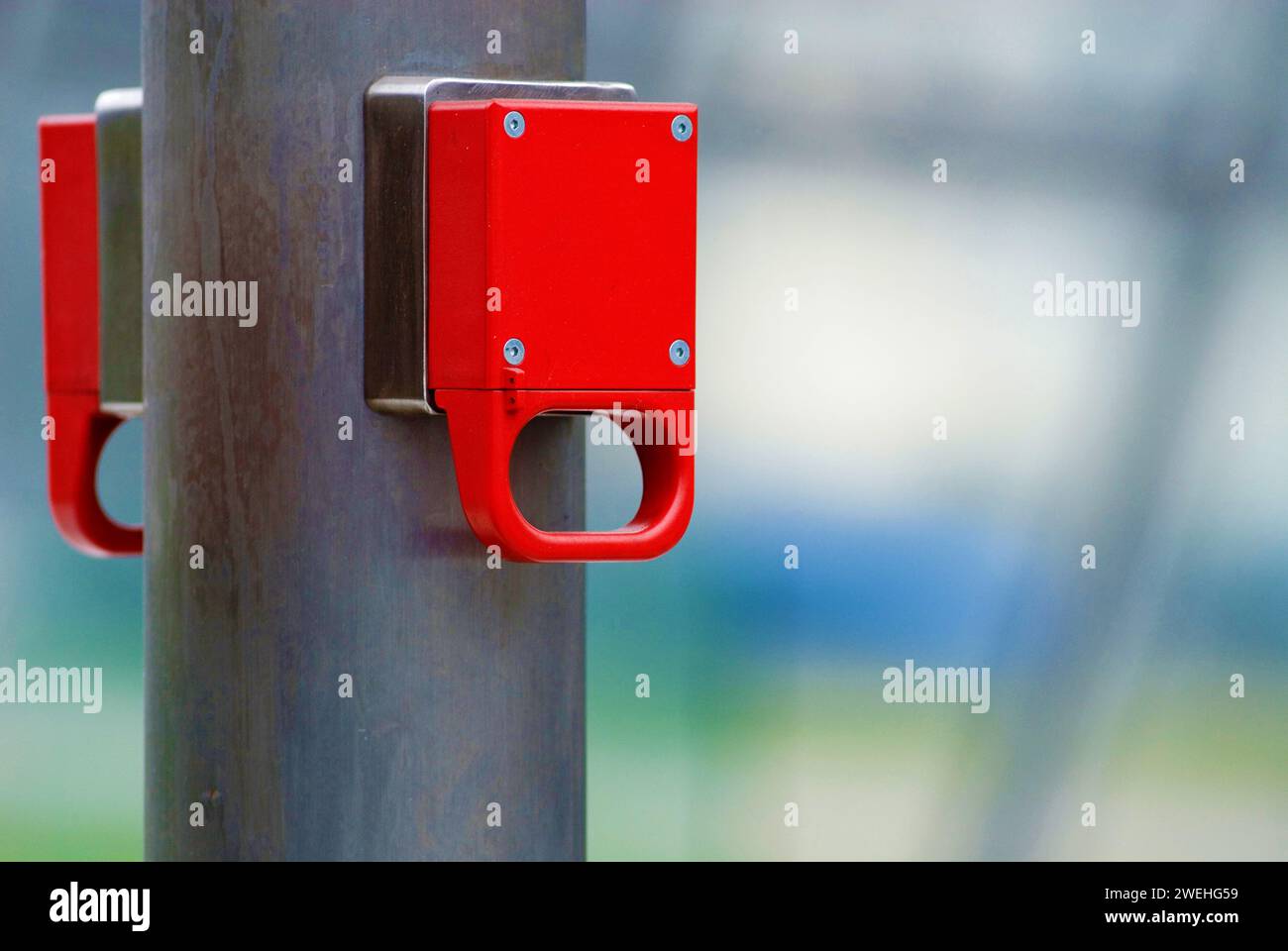 Eine hellrote Notbremse an einer unterirdischen Rolltreppe, unbeschriftet, München, Bayern, Deutschland Stockfoto