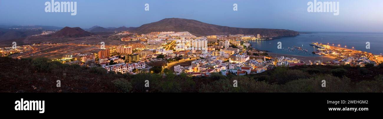 Los Cristianos am Abend bei Sonnenuntergang, blaue Stunde, Panoramaaufnahme mit Hafen, Vulkanen und Meer, Teneriffa, Kanarischen Inseln, Spanien Stockfoto