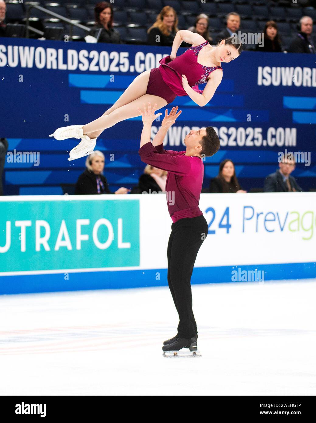 Columbus, Ohio, Usa. Januar 2024. Valentina Plazas und Maximiliano treten beim Meisterschaftspaarwettbewerb der US-Eiskunstlauf-Meisterschaften an. Quelle: Brent Clark/Alamy Live News Stockfoto