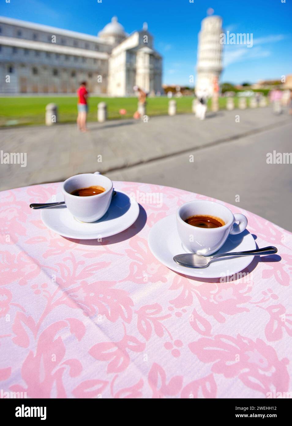 Zwei Espresso-Tassen auf einem Tisch in Pisa, Toskana, Italien, Europa Stockfoto