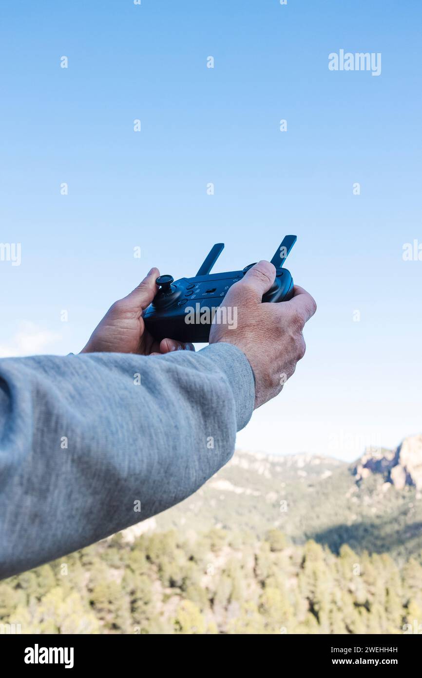 Fotograf, der Bilder mit Drohnenkamera aufnimmt Stockfoto