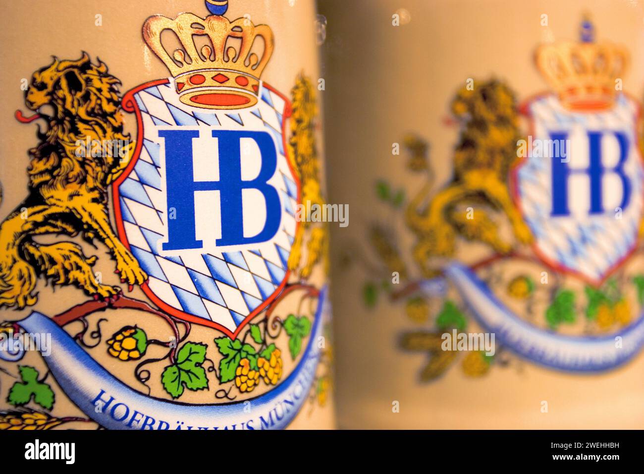 Das Wappen der Hofbräu-Brauerei auf einem Steinbierkrug im Hofbräuhaus-Souvenirladen, München, Bayern, Deutschland, Europa Stockfoto