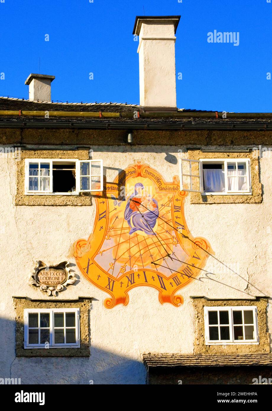 Sonnenuhr auf einem alten Haus, Salzburg, Tirol, Österreich Stockfoto