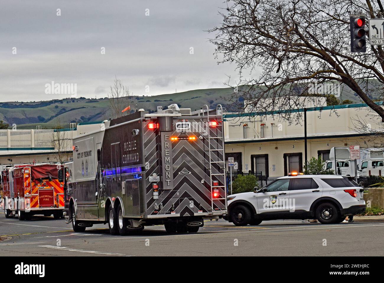 Ein mobiles Kommandofahrzeug der Stadt Fremont, ein Feuerwehrfahrzeug der Stadt Fremont und ein Polizeifahrzeug der Union City reagierten auf eine Schießerei in Union City, Kalifornien, am 24. Januar 2024 Stockfoto