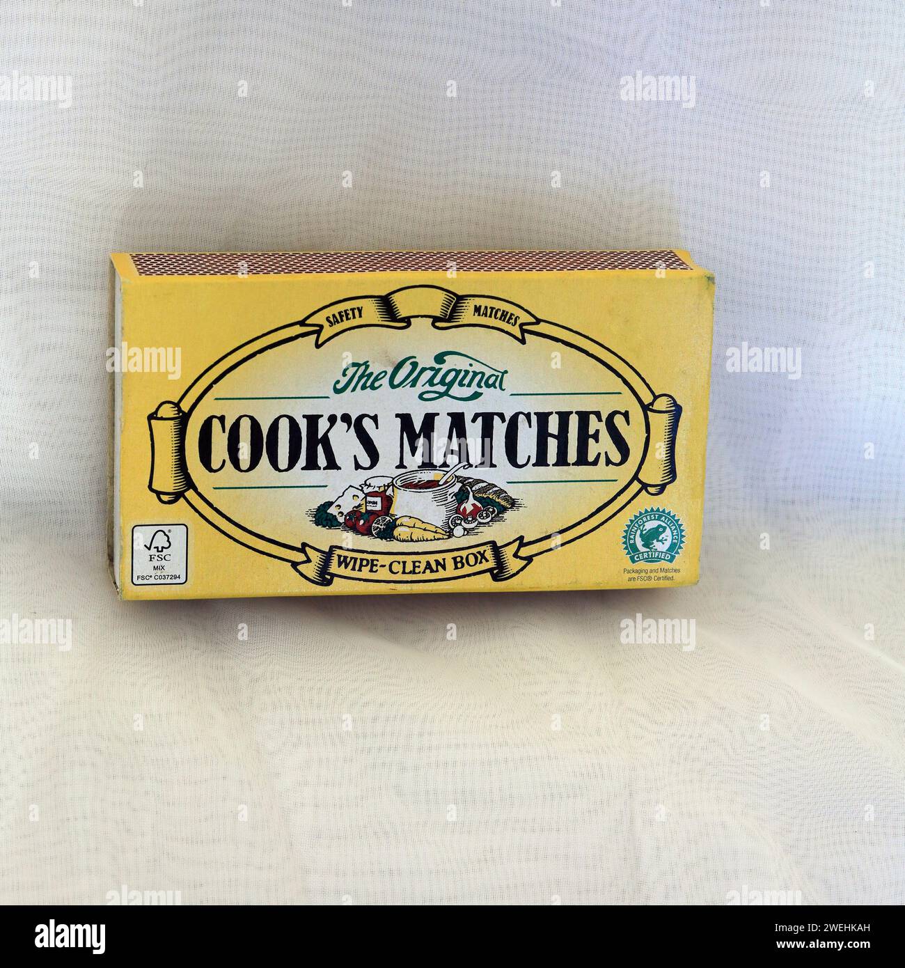 Foto einer großen Schachtel mit den Original-Streichhölzern von Cook. Studio auf hellem/weißem Hintergrund eingerichtet Stockfoto